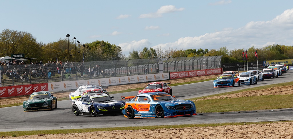 Kasper H. Jensen er en af de nye i Super GT feltet, men han har atter vist sin fænomenale evner bag et rat i en racerbil og fået kørt sig til tops i mesterskabet med 55 point ned til sin nærmeste følger.
(Foto: Motorsporten.dk)